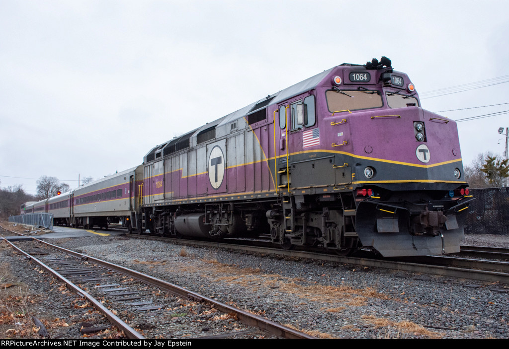 MBTA 1064 shoves train 5422 east 